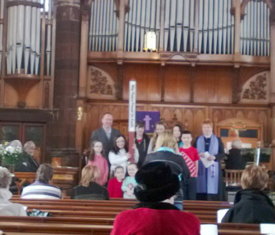 Peace-Pole-Dedication-at-Trinity-Church,-Larkhall,-Lanarkshire-SCOTLAND_02