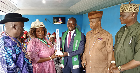 Peace Pole presented to her Royal Majesty, Queen Grace Johnson Obosi, Nigeria – Africa